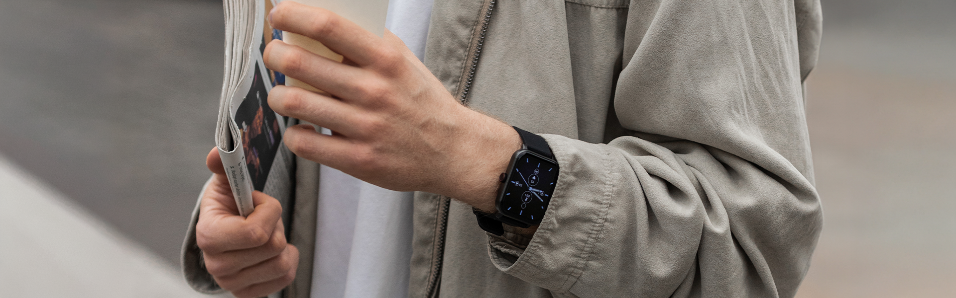 smartwatch myPhone Watch 2 Classic na męskiej ręce, pod kątem