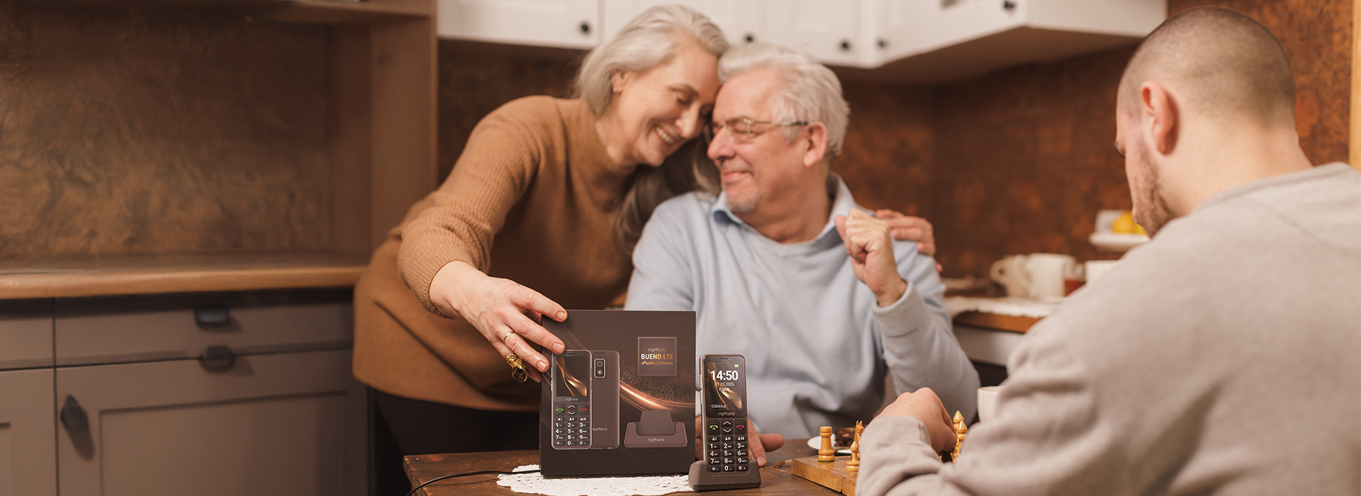 myPhone Bueno LTE  dziadkowie seniorzy przy stoke,  babcia dostała prezent
