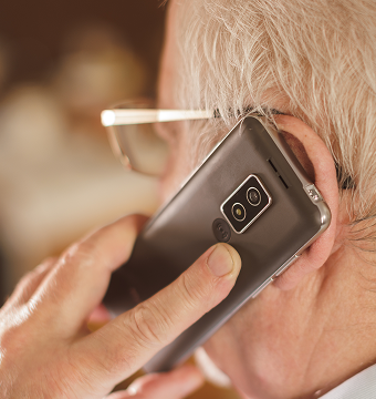 myPhone Bueno LTE  senior rozmawia przez  telefon