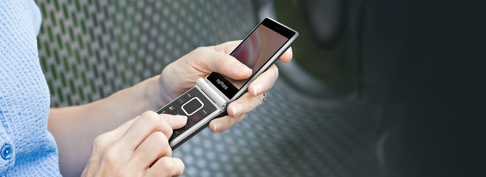myPhone Tango 2 LTE, trzymany w dłoni