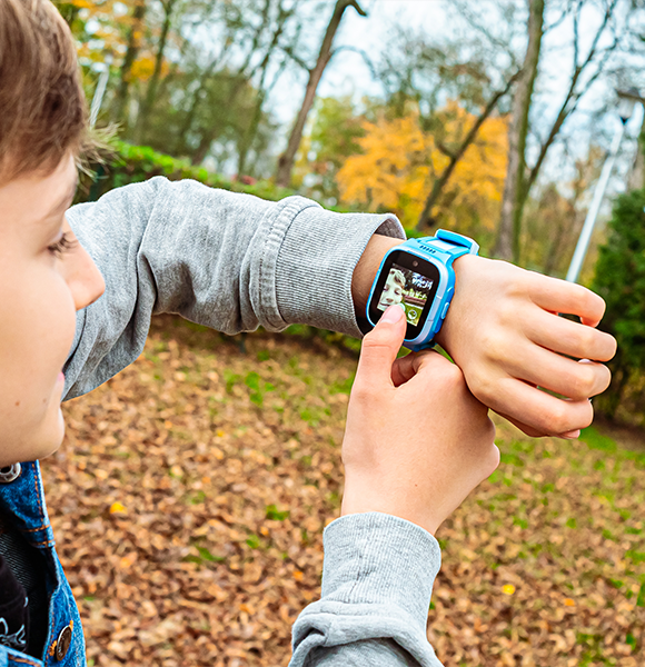 Chłopiec robi sobie zdjęcie smartwatchem myPhone CareWatch Kid LTE