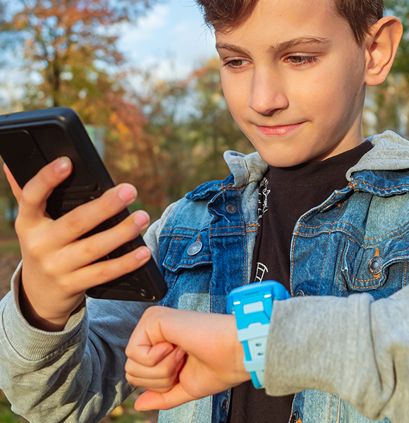 Chłopiec używa smartwatcha myPhone CareWatch Kid LTE razem ze smartfonem