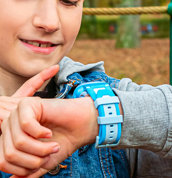 Chłopiec używa smartwatcha myPhone CareWatch Kid LTE
