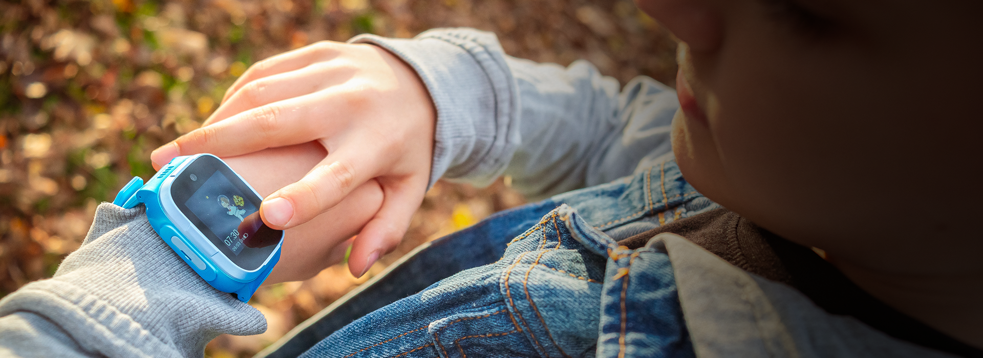 Dziecko korzysta z myPhone CareWatch Kid LTE; zbliżenie na zegarek