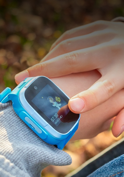 Dziecko korzysta z myPhone CareWatch Kid LTE; zbliżenie na zegarek