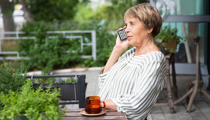 Kobieta na tarasie korzystająca z telefonu myPhone 7340 LTE