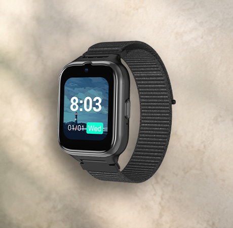 Czarny smartwatch myPhone CareWatch LTE z prostokątną kopertą i czarnym paskiem, prezentowany na jasnym tle