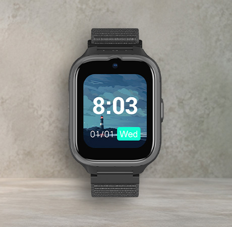 Czarny smartwatch myPhone CareWatch LTE z prostokątną kopertą i czarnym paskiem, widok produktu od przodu