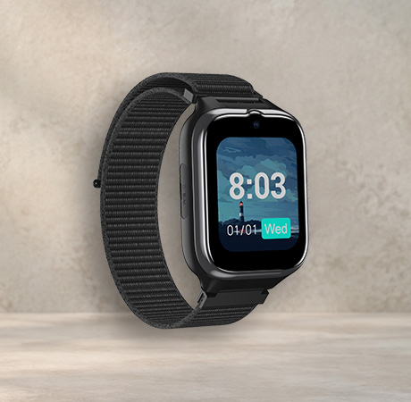 Czarny smartwatch myPhone CareWatch LTE z prostokątną kopertą i czarnym paskiem, pokazany pod kątem z boku