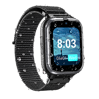Smartwatch myPhone CareWatch LTE z czarnym paskiem, pokryty kroplami wody, prezentowany pod kątem