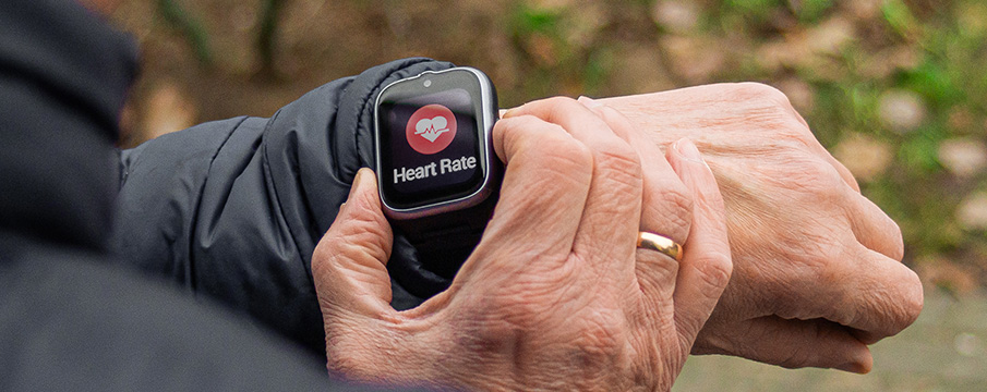 Smartwatch myPhone CareWatch LTE na nadgarstku, z ekranem pomiaru tętna i ikoną serca