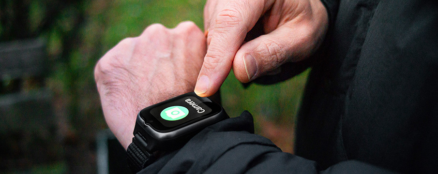Smartwatch myPhone CareWatch LTE na nadgarstku, z ekranem połączenia i palcem dotykającym przycisku na wyświetlaczu