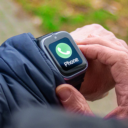 Smartwatch myPhone CareWatch LTE na nadgarstku, z ekranem połączeń telefonicznych i widoczną ikoną słuchawki