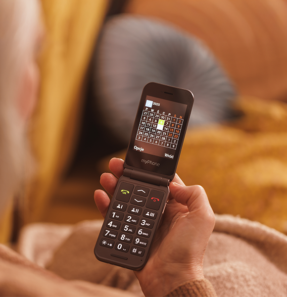 myPhone Harmony LTE Praline Collection meżczyzna senior dziadek sprawdza kalendarz..