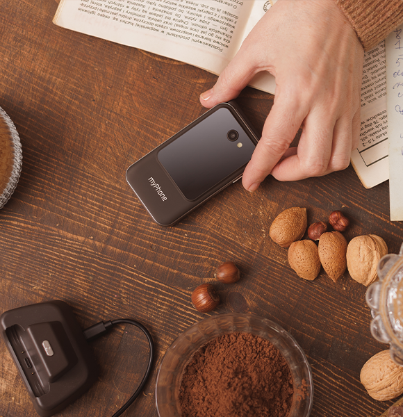 myPhone Harmony LTE Praline Collection stoi na stole w domu