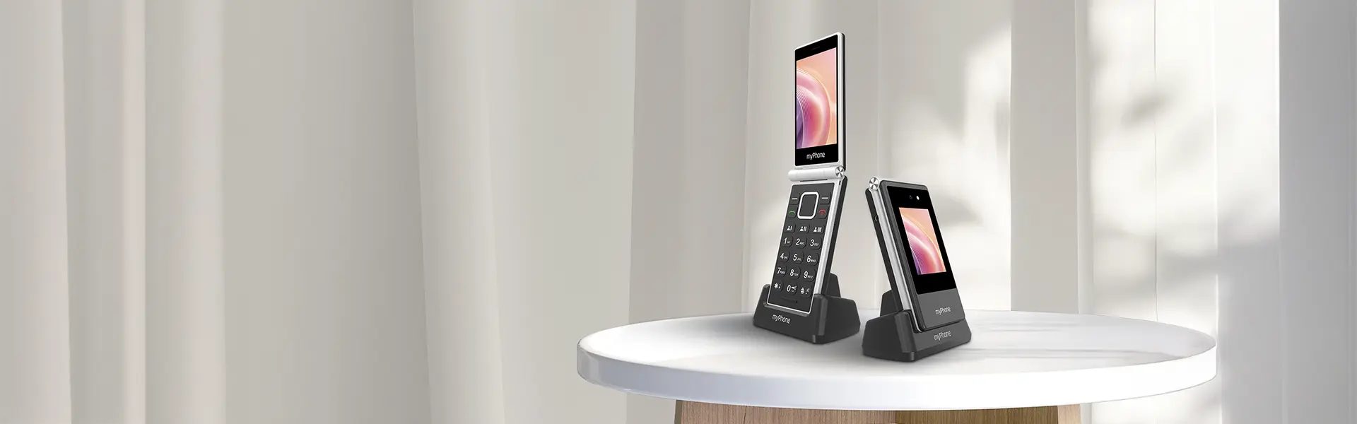 myPhone Tango 2 LTE stojące w bazie ładującej na stole