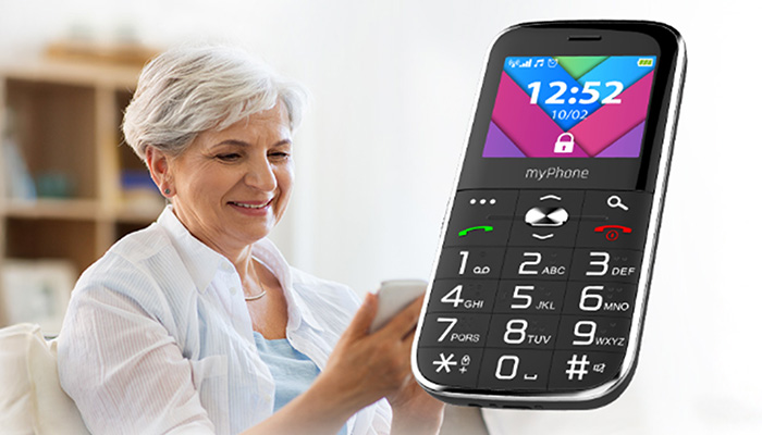 myPhone HALO C starsza kobieta uśmiechnięta używa telefonu