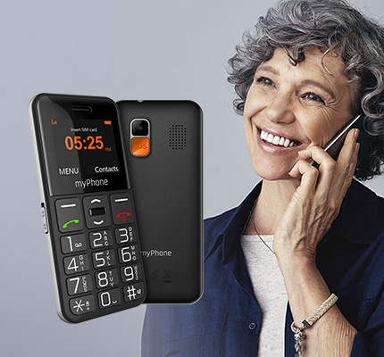 Uśmiechnięta kobieta rozmawia przez telefon, obok wizualizacja telefonu myPhone HALO Easy w ujęciu przód tył