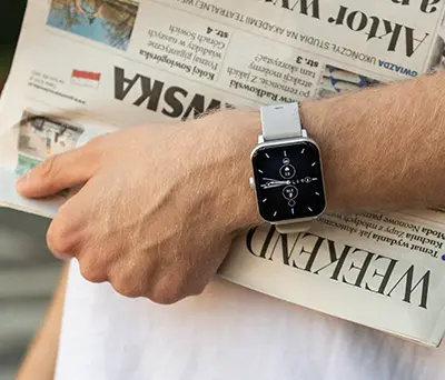 myPhone Watch Pastel na męskiej ręce