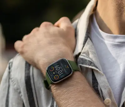myPhone Watch Pastel na męskiej ręce