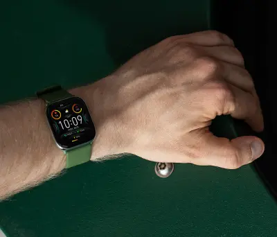 myPhone Watch Pastel na męskiej ręce