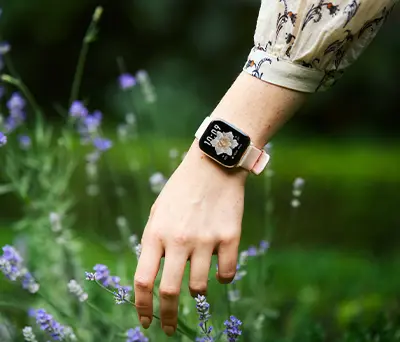 myPhone Watch Pastel na kobiecej ręce w otoczeniu kwiatów