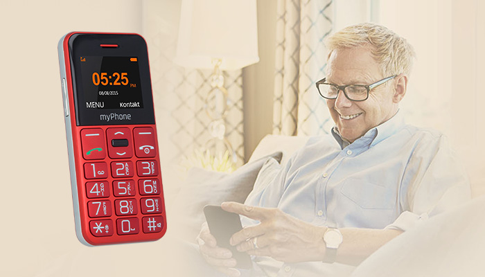 Uśmiechnięty mężczyzna trzymający telefon oraz widok frontu telefonu myPhone HALO Easy.