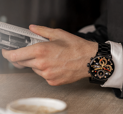smartwatch myPhone Watch Elegant 2 na ręce eleganckiego mężczyzny