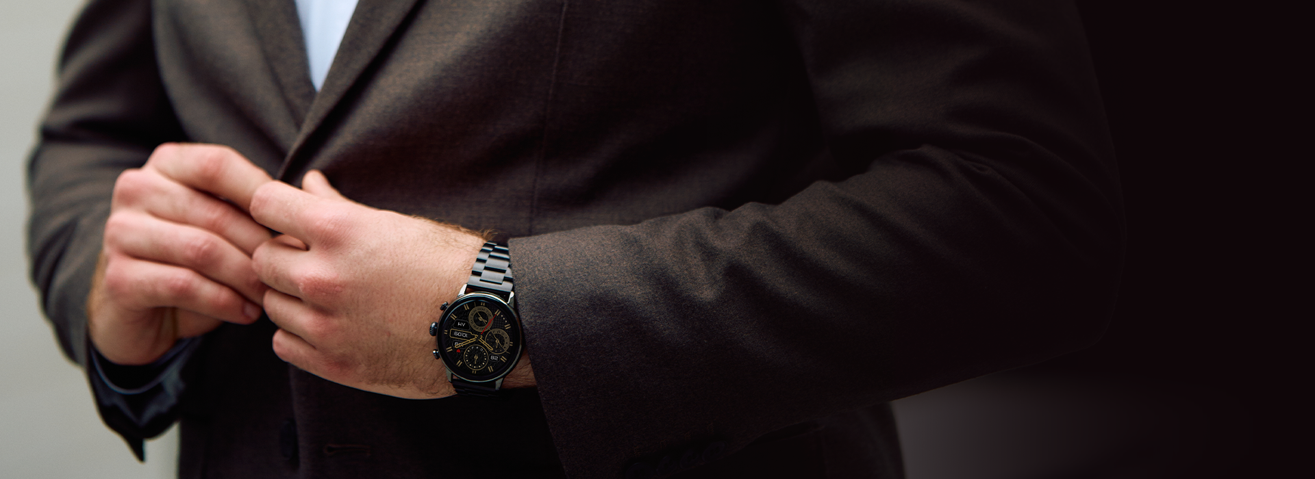 myPhone Watch Elegant 2 na ręce eleganckiego mężczyzny w marynarce