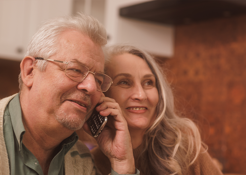 Babcia i dziadek dzwonią przez telefon klasyczny myPhone Halo 4 Plus LTE Praline Collection