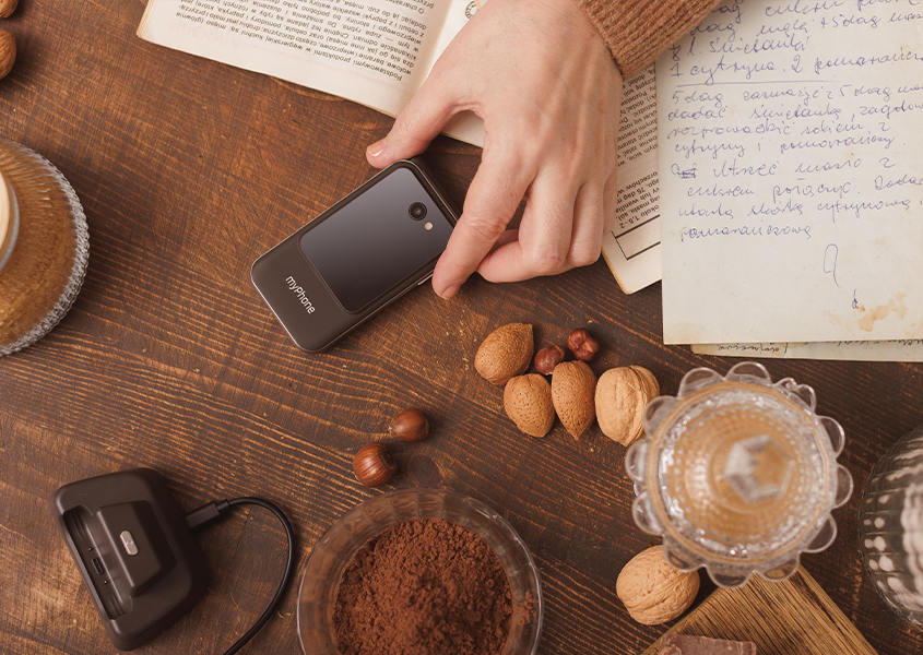 myPhone Harmony LTE Praline Collection wśród kakao i orzechów, na stole