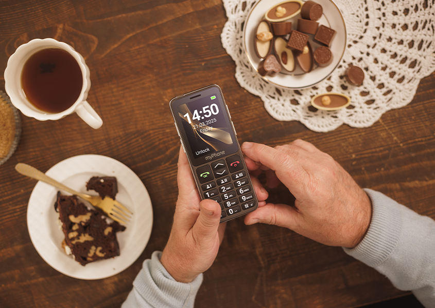 Starsza osoba korzysta z telefonu klasycznego myPhone Bueno LTE Praline Collection
