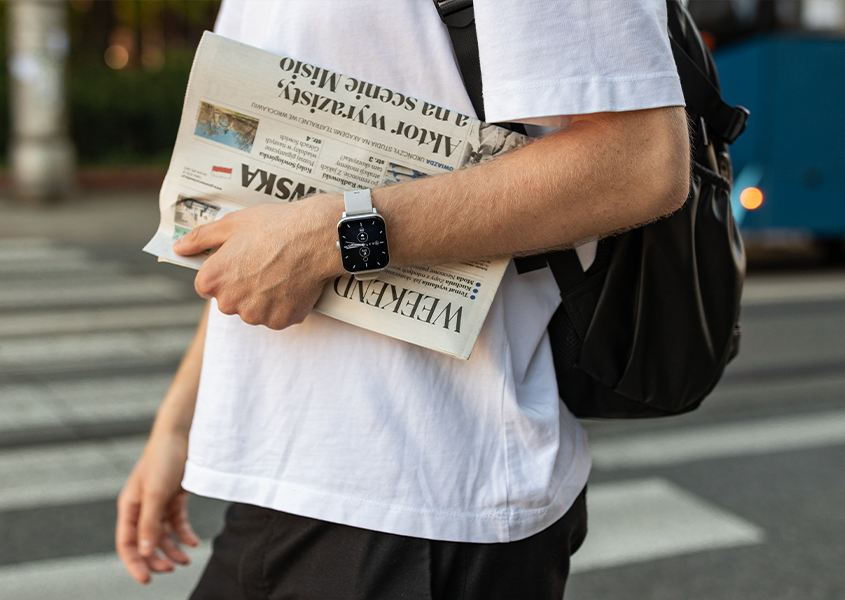 Mężczyzna na ulicy, trzyma gazetę - na nadgarstku myPhone Watch Classic 2