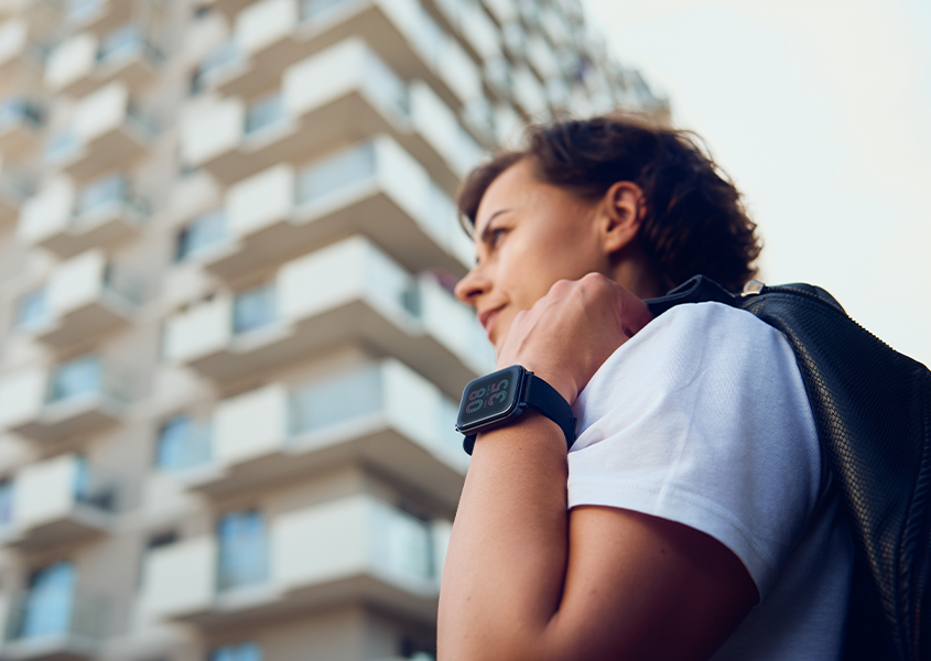Kobieta na tle wysokiego budynku - na nadgarstku myPhone Watch CL