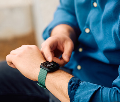 Mężczyzna odbiera połączenie telefoniczne za pomocą smartwatcha myPhone Watch Tool