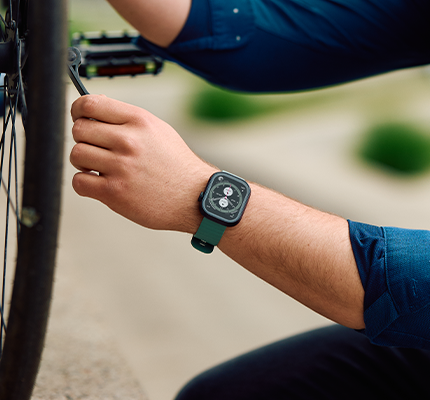 Mężczyzna naprawia rower z zegarkiem myPhone Watch Tool