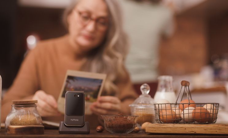 myphone babcia przegląda kartkę pocztową w tle